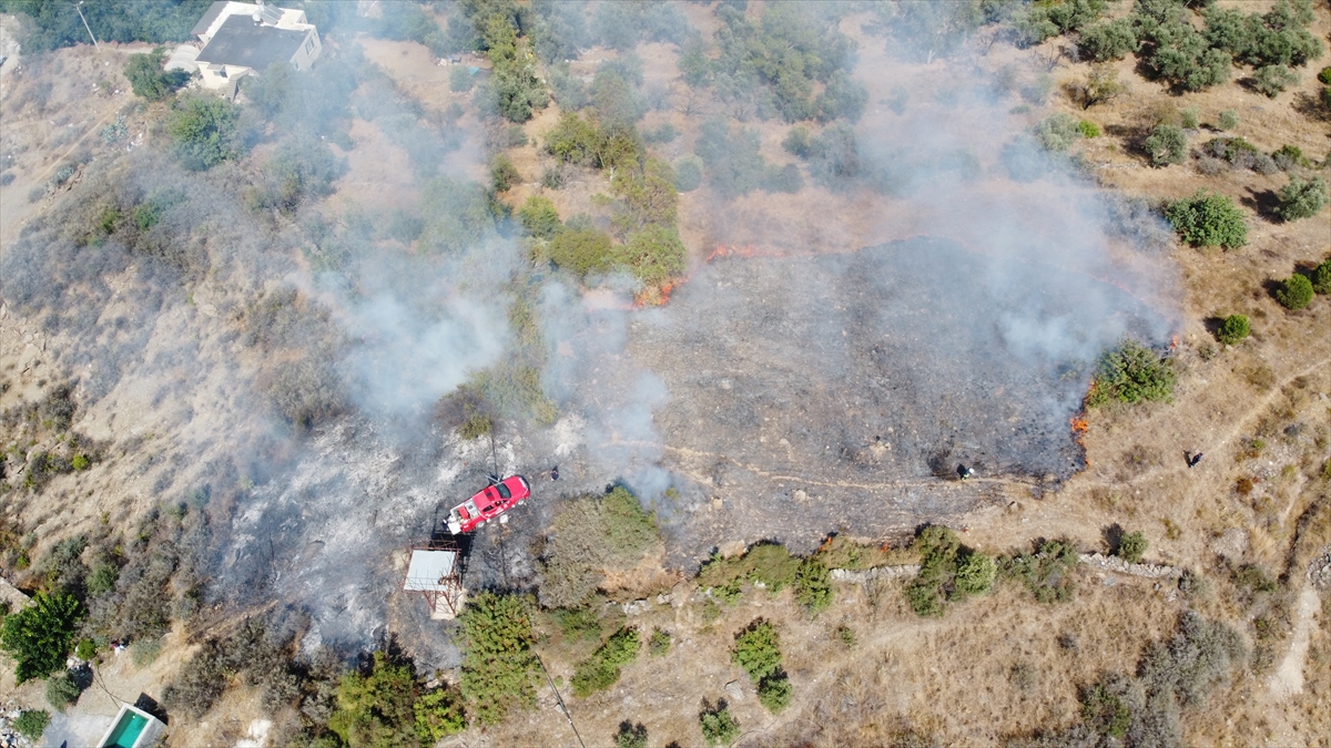 Bakılar Mahallesi`nde çalılık alanda henüz belirlenemeyen nedenle başlayan yangın, rüzgarın da etkisiyle çevreye yayıldı.