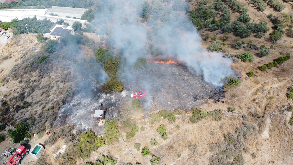 Antalya Büyükşehir Belediyesine bağlı itfaiye ekipleri ile Orman İşletme Müdürlüğüne ait araç ve ekiplerle müdahale edilen yangın söndürüldü.