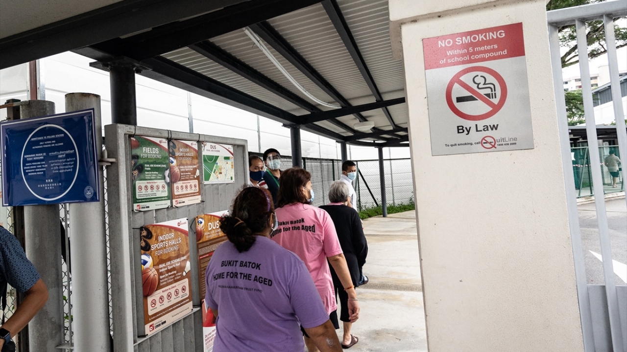 Sıkı Covid-19 tedbirleri altında kurulan 1100 oy kullanma merkezinde yaklaşık 2 milyon 650 bin seçmen, ülkenin geleceğini belirleyecek.