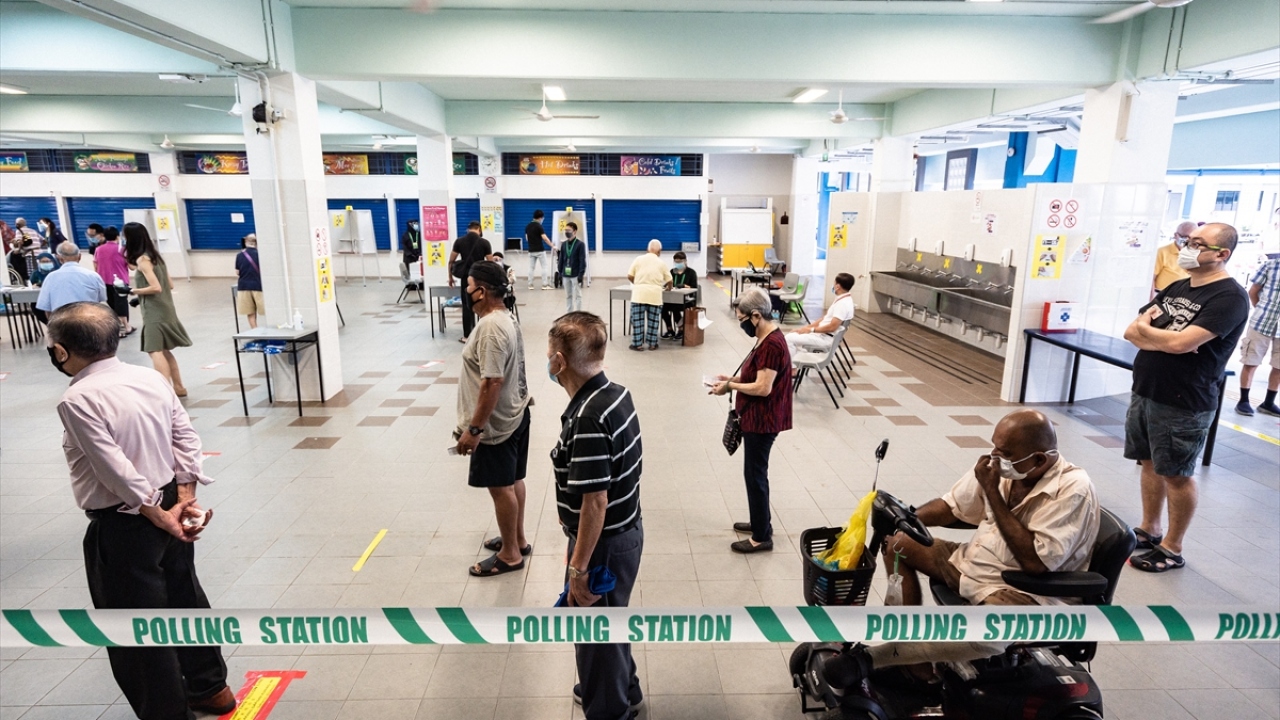 Yeni tip koronavirüs (Covid-19) salgını gölgesinde seçime giden ülkede, yerel saatle sabah 08.00`de başlayan oy verme işlemleri akşam 20.00`ye kadar sürecek.