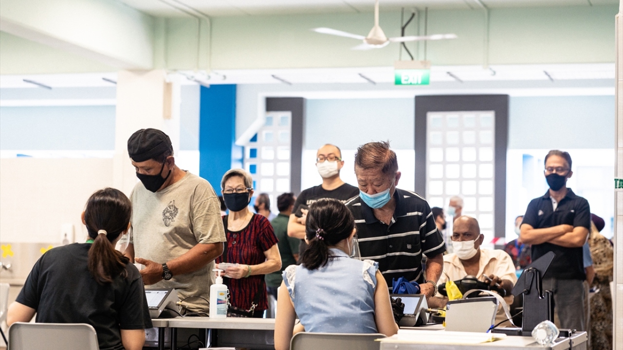 Başbakan Lee Hsien Loong`un 23 Haziran`da Cumhurbaşkanı Halime Yakub`a erken seçime gidilebilmesi için parlamentoyu feshetme tavsiyesinde bulunmasının ardından meclis feshedilerek, 10 Temmuz`da seçimlerin yapılması kararı alındı.