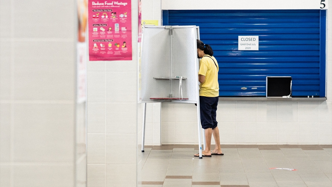 Nisanın başından bu yana Kovid-19 vakalarının yoğun bir şekilde artarak mayıs ayında aktif vakaların 20 binin üzerine çıkması, hükümetin salgını önleme politikalarının eleştirilmesine neden oldu.
