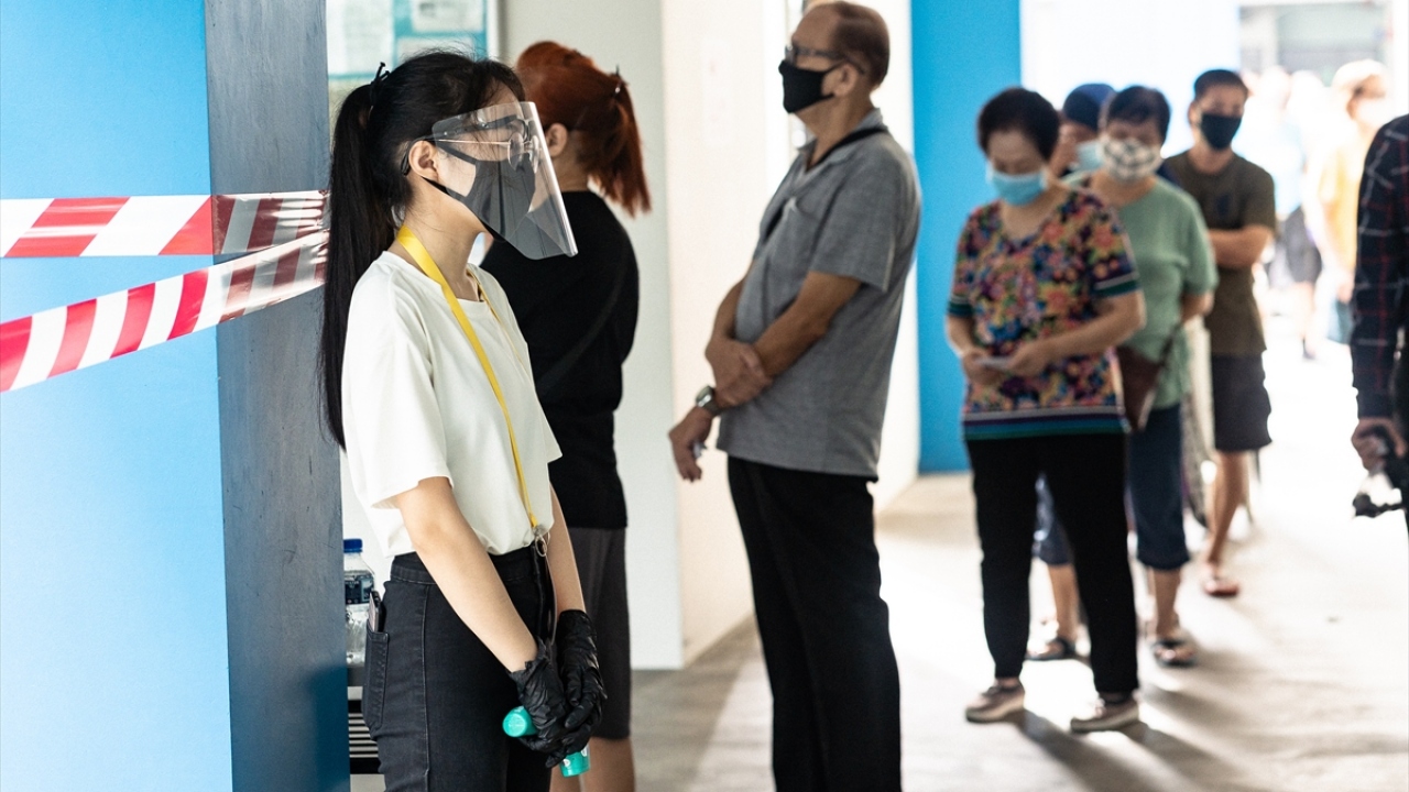 ABD ve Çin arasındaki ticari rekabet nedeniyle geçen yıldan bu yana durgunlaşan Singapur ekonomisinin, Kovid-19 salgınıyla birlikte tarihinin en kötü dönemini yaşaması bekleniyor.