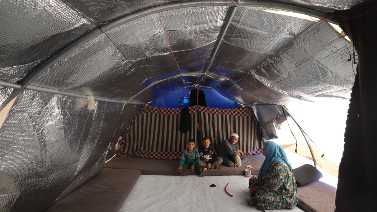 Bir diğer kamp sakini Üm Muhammed de bölgeye İdlib`e yönelik saldırıların ardından geldiğini dile getirdi.