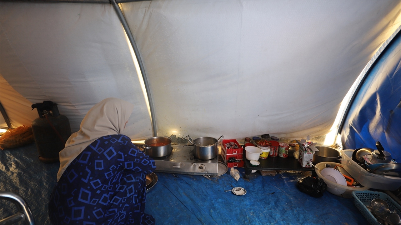 Esed rejimi ve destekçilerinin saldırılarından kaçarak nispeten güvenli gördükleri Türkiye sınır hattındaki kamplara sığınan siviller, yardıma muhtaç şekilde yaşam mücadelesi veriyor.