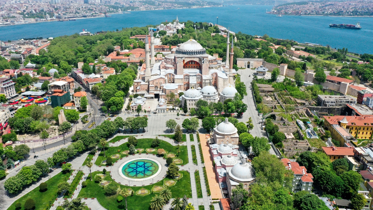 Osmanlı İmparatorluğu`nun 7. padişahı Fatih Sultan Mehmet`in 29 Mayıs 1453`te İstanbul`u fethiyle birlikte camiye çevrilen ve yüzyıllarca cami olarak hizmet veren Ayasofya, fethin günümüze ulaşan en önemli sembollerinden biri olarak ön plana çıkıyor. 