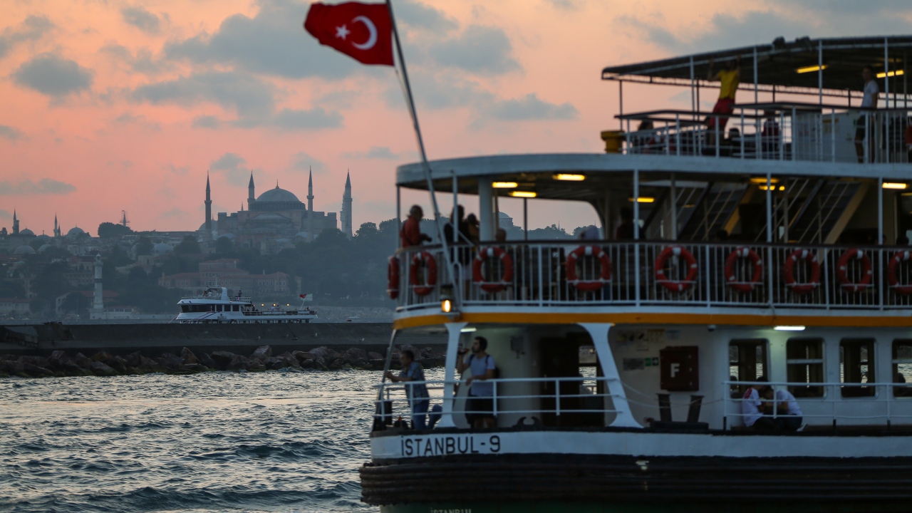 "Türk ve dünya tarihinin en büyük gezgini" kabul edilen Evliya Çelebi`nin, 10 ciltlik seyahatnamesinin ilkinde, durak noktalarından biri olan Ayasofya`ya ait ilginç bilgiler yer alıyor.