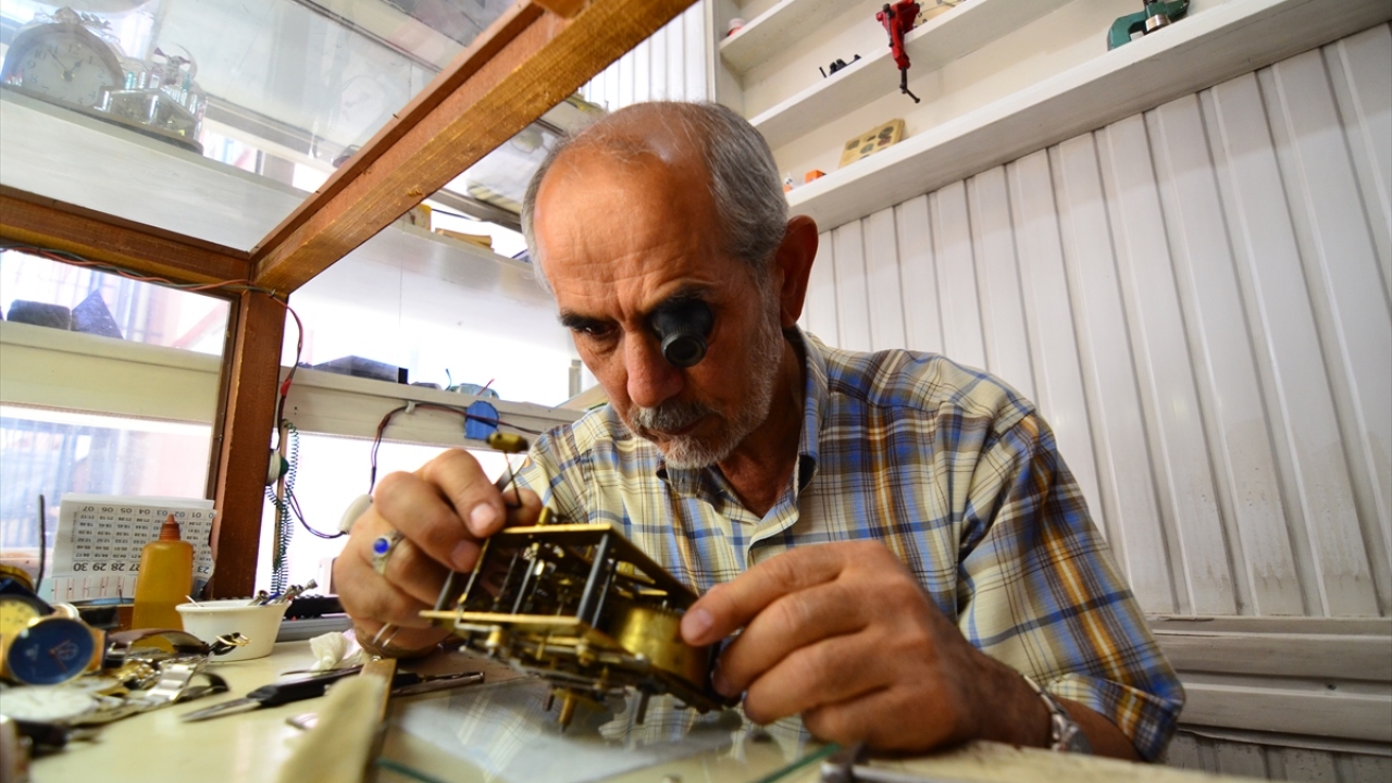 İlçede tek kalan Üzeyir ustanın mütevazi atölyesine tamir için gelen sarkaçlı saatlerden çıkan sesler, ziyaretçilerini adeta geçmiş zamana yolculuğa çıkarıyor.