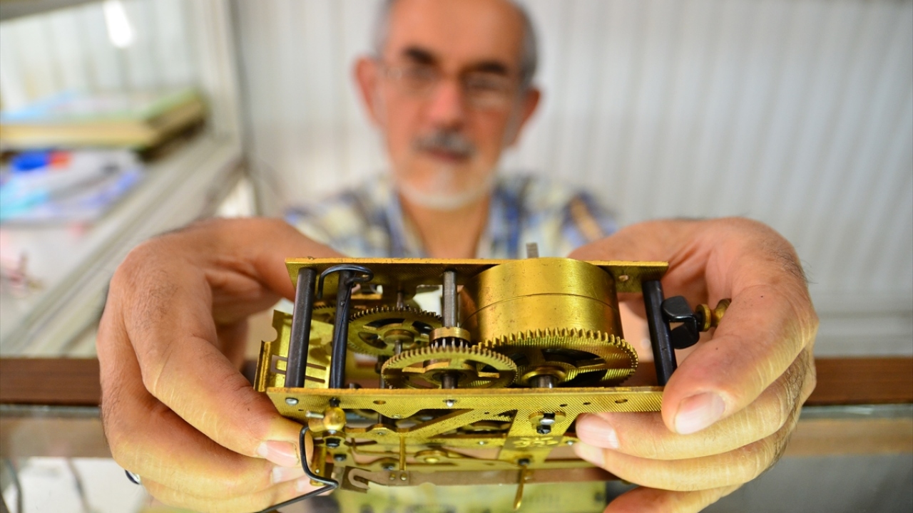 Kulcabay, yaptığı açıklamada, çocukluğundan beri icra ettiği mesleğini ilk günkü aşka sürdürdüğünü belirterek, unutulmaya yüz tutan saat tamirciliğine devam ediyor. 