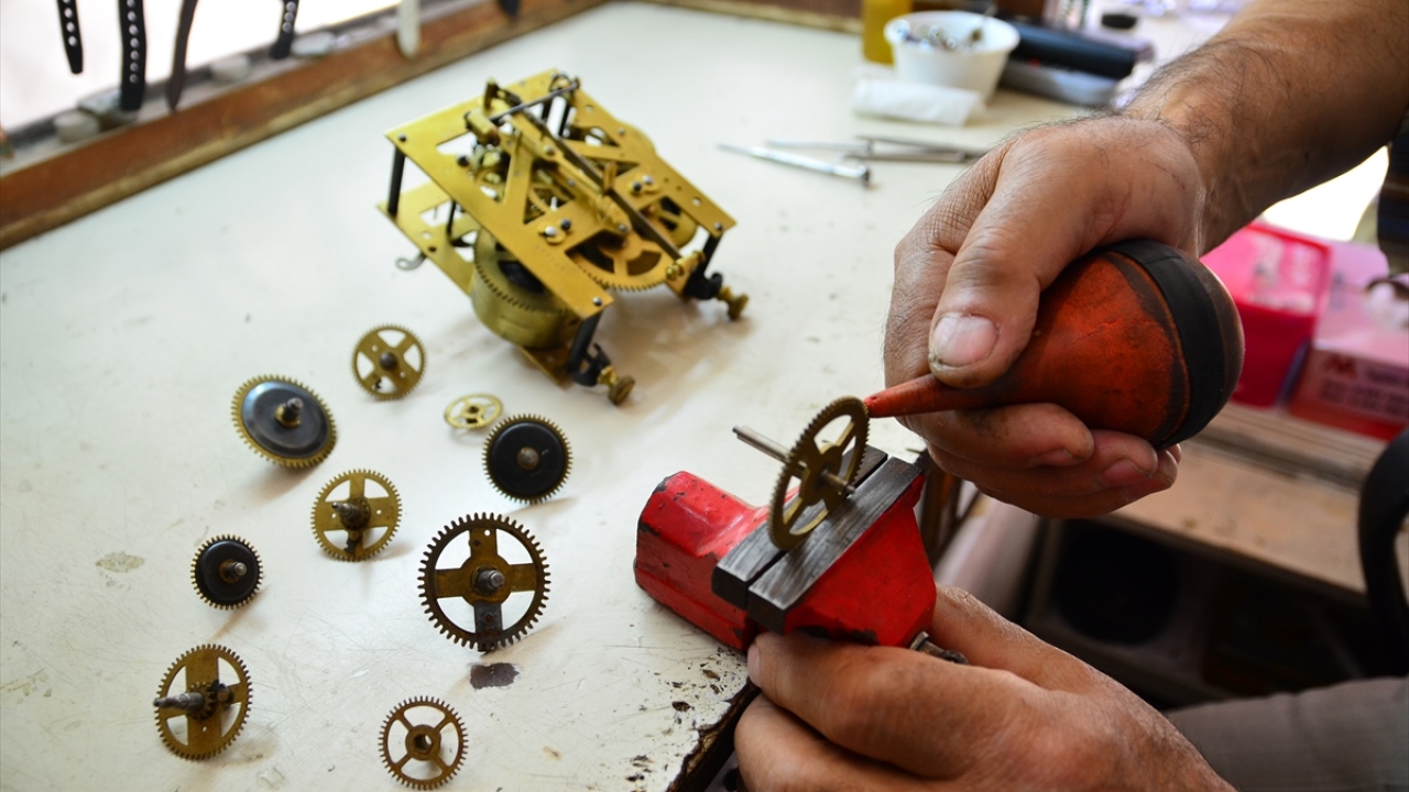 51 yıldır bu işi yaptığını anlatan Kulcabay, 1967`de "Ali Efe" isimli ustasından mesleği öğrendiğini, 1969`da da kendi atölyesini açtığını söyledi. 