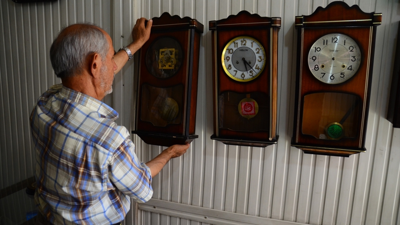 Üzeyir usta, mesleğini öğretebileceği bir gönüllü bulamadığından dert yanarak, yurt dışından ithal edilen dijital saatlerin de mekanik saatlerin, sarkaçlı saatlerin yerini alamayacağını anlattı. 