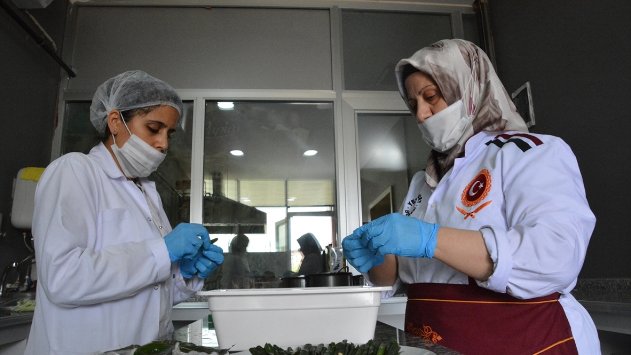 Kentte yetişen coğrafi işaret belgeli dalbastı kirazının yaprakları kullanılarak yapılan ve Osmanlı döneminde saray mutfağında yerini alan kiraz yaprağı sarması, Malatya`nın iştah kabartan lezzetleri arasında bulunuyor.