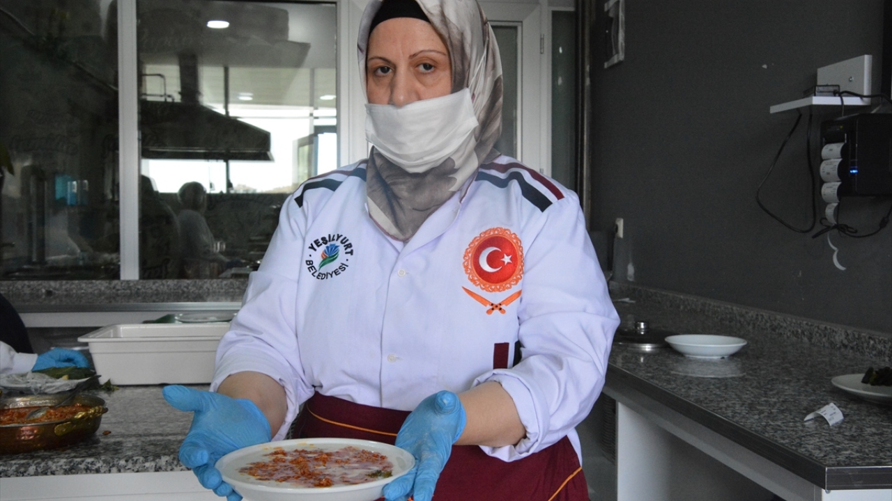 Lokantada yöresel yemek aşçısı olan Nahide Karaçelik ise yemeğin kente özgü özel bir lezzeti bulunduğunu söyledi.