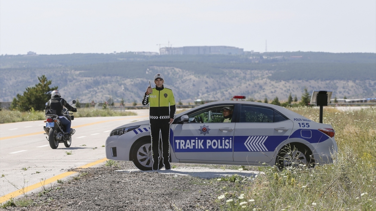 Kazaların yoğun yaşandığı yerler başta olmak üzere kara yollarına yerleştirilen maket trafik polisleriyle sürücüler üzerindeki denetim hissi artırılacak ve trafik güvenliği üst düzeye taşınacak.