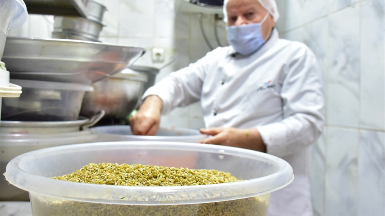 Araban ilçesinde yetiştirilen buğday başakları yeşilken biçilerek bir gün güneş altında kurumaya bırakılıyor. 