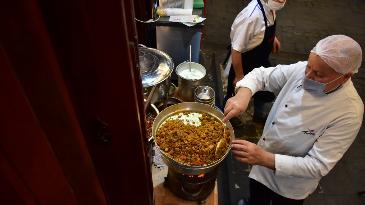 Kentin geleneksel mutfak kültürünün vazgeçilmez lezzetleri arasında yer alan "firik" yoğun bir sürecin ardından sofralara geliyor.  