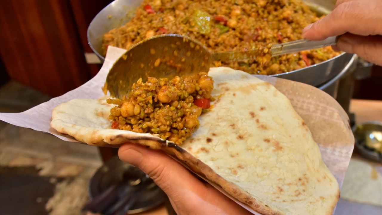 Sap alevi üzerinde ütülendiği için yanan sapın çıkardığı duman firiğe hoş kokulu ayrı bir aroma veriyor.