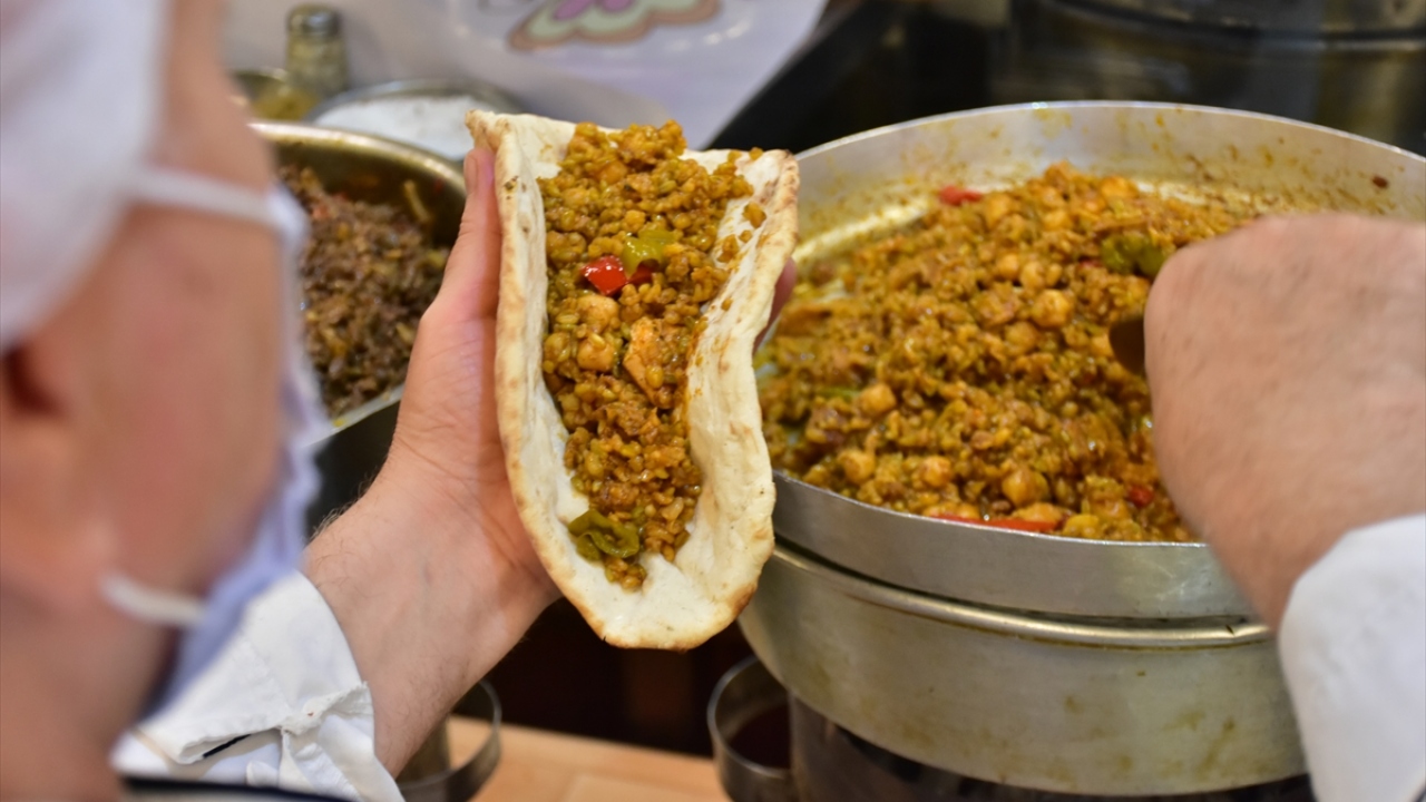 Firik, zorlu sürecinin ardından evlerde geleneksel yöntemle kadınlar tarafından taşlarından ayıklandıktan sonra pilav yapmaya hazır hale getiriliyor.