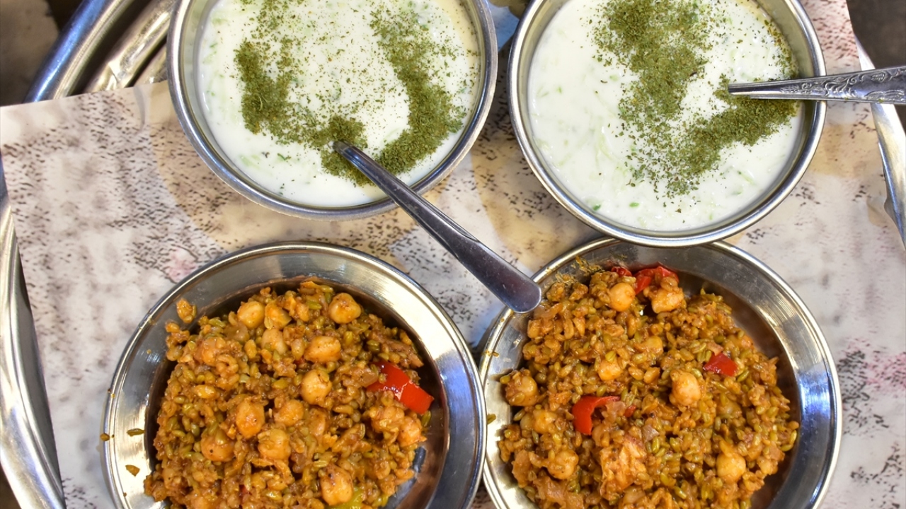 Göz nuru firik pilavı, kentte tarihi Bakırcılar Çarşısı`nda bulunan bir lokantada vatandaşlara sunuluyor.