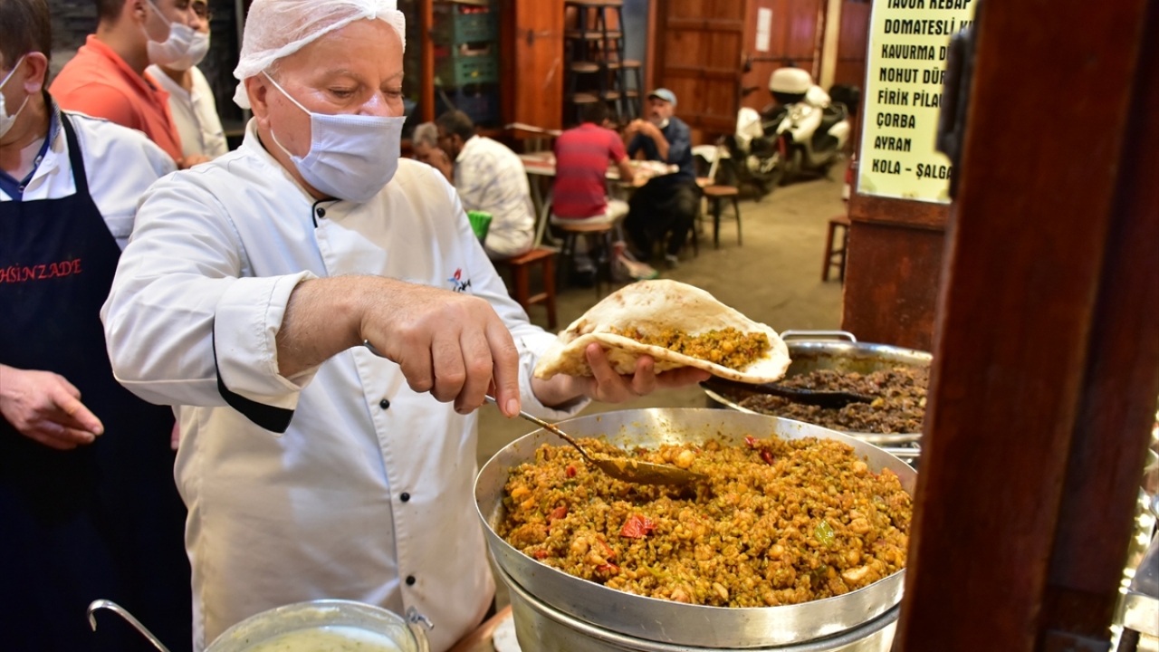 Hazırlığına 2 gün öncesinden başlanması nedeniyle sadece cuma günleri satışa sunulan firik pilavı, esnaf ve vatandaşların 15 yıldır aynı yerden tükettiği "cuma lezzeti" olarak biliniyor.