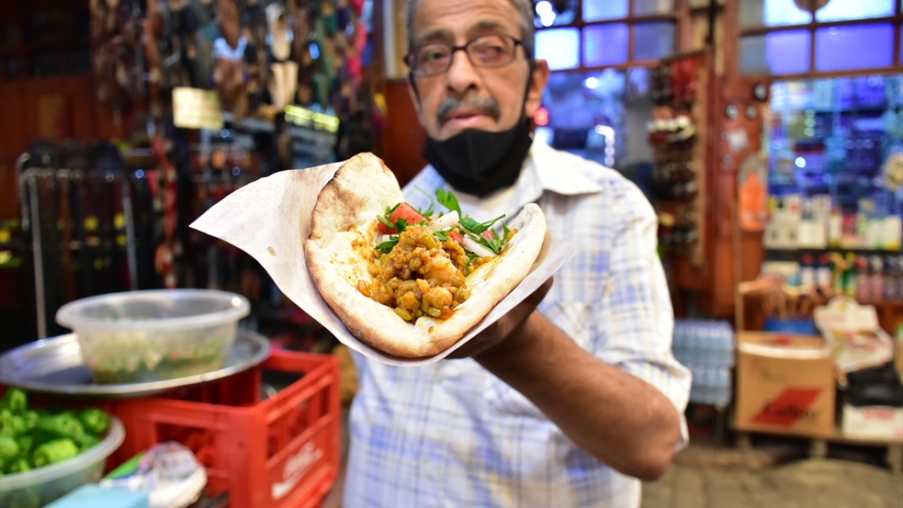 Sabahın erken saatlerine hazırlanmaya başlanan firik pilavı, soğan, biber, salça, bulgur, nohut, tavuk eti ve su ile buluşarak bakır tencerede pişiriliyor.