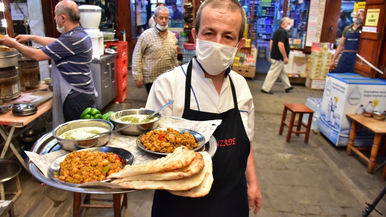 Vatandaşlar, çekiç seslerin yankılandığı ve birçok yaşanmışlığı içerisinde barındıran tarih doku içerisinde bu eşsiz lezzeti dürüm veya pilav-cacık olarak tüketebiliyor.