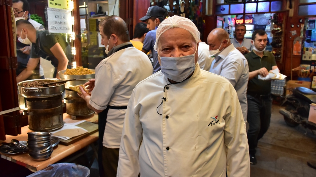 Aşçı Hüseyin Damcı, yaptığı açıklamada, 15 yıldır firik pilavını hazırladığını, esnaf ve vatandaşların bu lezzeti çok sevdiğini söyledi.