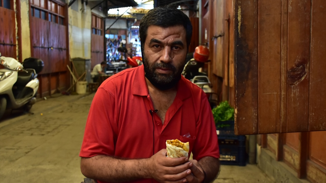 Vatandaşlardan Memiş Kaplancan da çok sevdiği bir lezzet olduğuna işaret ederek, "Hem ucuz hem de lezzetli bir yemek. Her cuma mutlaka firik pilavı dürümü tüketirim." ifadesini kullandı.