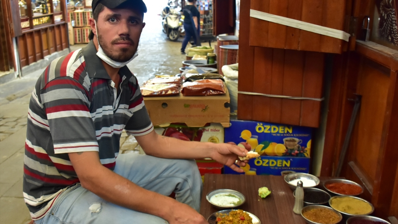 Tahir Yıldız da esnafın yıllardır firik pilavını tükettiğini belirterek, "Cuma günleri firik pilavı ve cacık vazgeçilmezimdir." değerlendirmesinde bulundu.