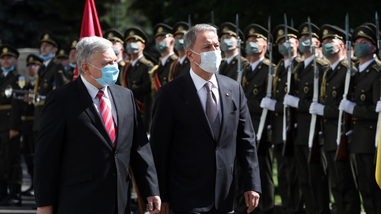 Bandonun iki ülke ulusal marşlarını çalmasıyla başlayan törende Akar, tören birliğini selamladı. 