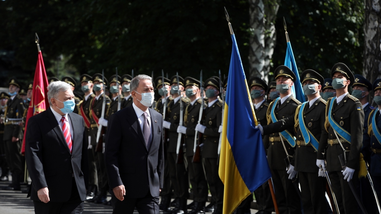Akar, resmi ziyarette bulunmak üzere geldiği Kiev’de Ukrayna Savunma Bakanlığını ziyaret etti. 