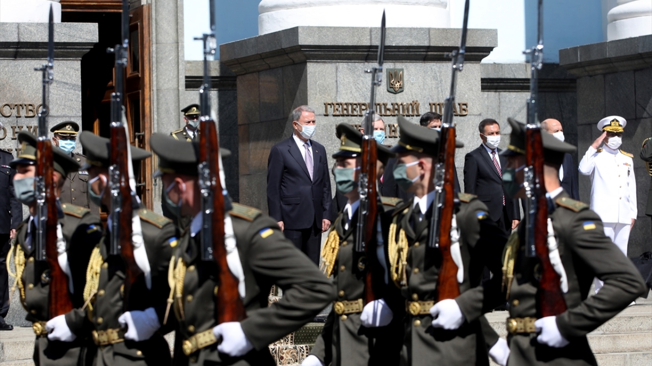 Akar`ın ziyaretini Türkiye ve Ukrayna arasındaki ilişkilerin stratejik mahiyetini göstermesi açısından da önemli olarak nitelendiren Taran, "Biz de Karadeniz ve Azak Denizi havzalarında barış ve istikrarın kurulması için kararlı adımları atmaya hazırız." 