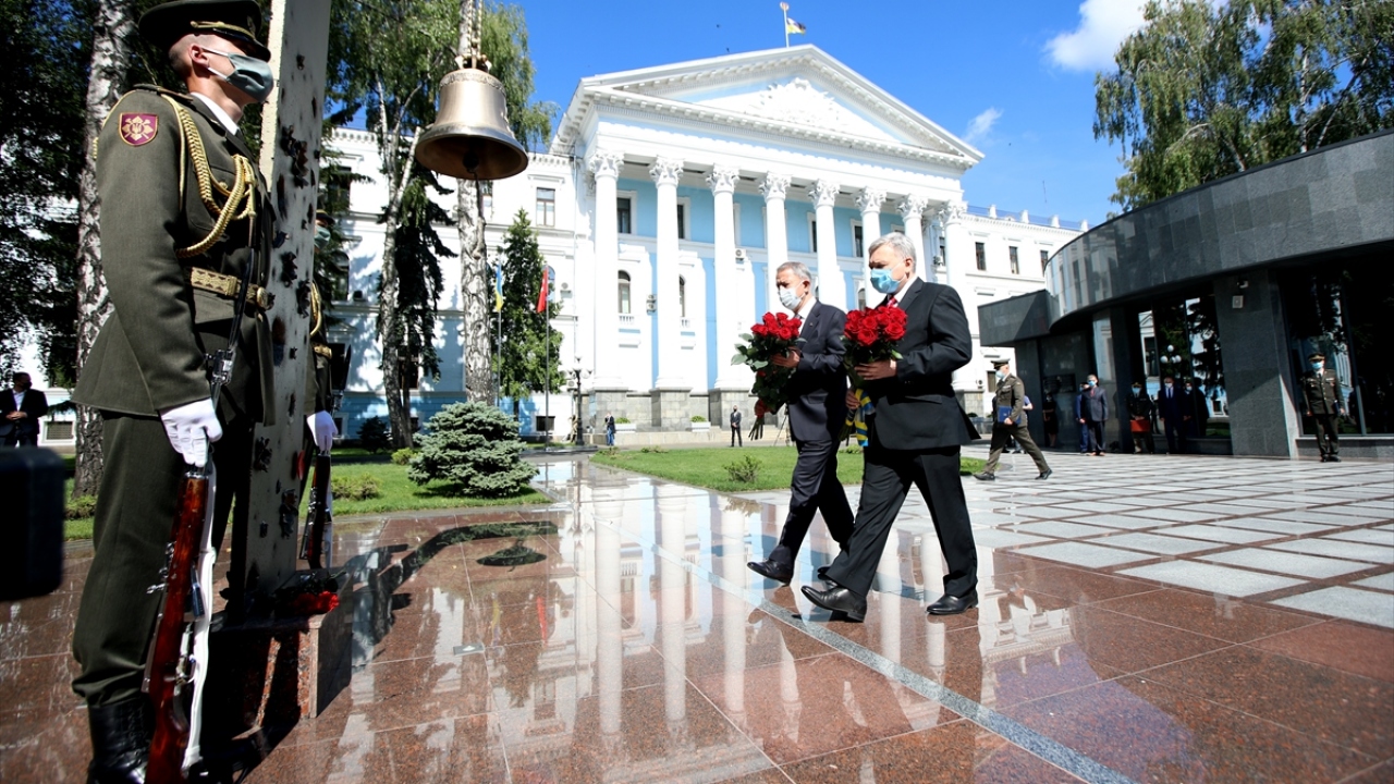 Resmigeçit ile sona eren törenin ardından Bakan Akar ve Taran, Şehitler Anıtı`na çiçek bıraktı. 
