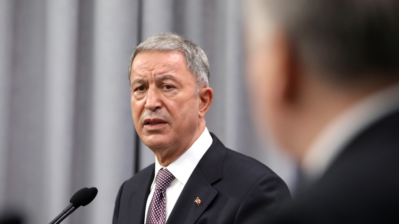 Diğer konularda olduğu gibi koronavirüs salgını ile mücadelede de dayanışmalarının devam edeceğini, Türkiye olarak ellerinden geldikçe yardımcı olduklarını ve olmaya devam edeceklerini vurgulayan Akar, şunları söyledi: 