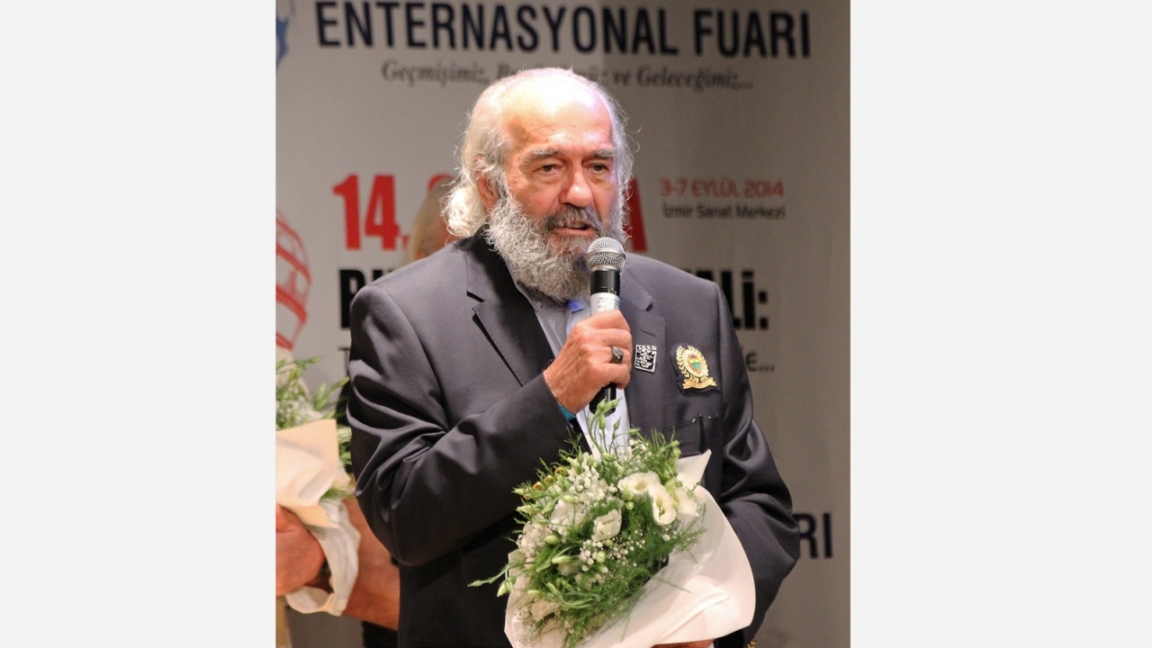 Fikret Hakan`a, 2014 yılındaki İzmir Enternasyonal Fuarı`nda, Türk sinemasına katkılarından dolayı "Emek Ödülü" verildi. (Arşiv)