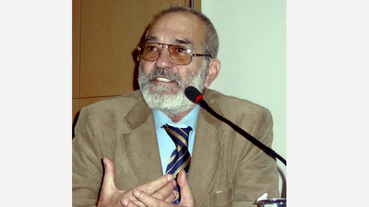 Fikret Hakan, 18 Aralık 2003`te Eskişehir`de katıldığı bir programda açıklamalarda bulundu. (Arşiv)