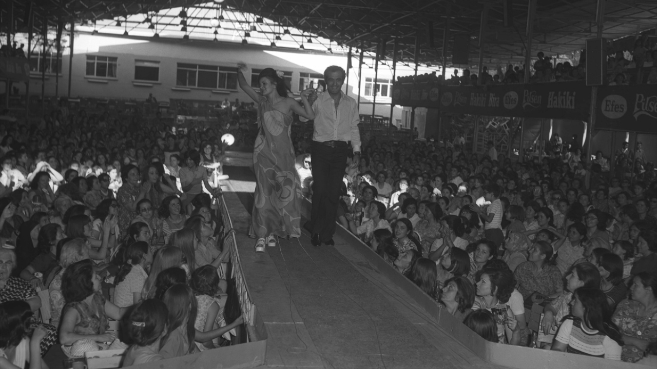 Hakan, 20 Temmuz 1972`de Ankara`da düzenlenen kadınlar matinesinde sahneye çıktı. (Arşiv)