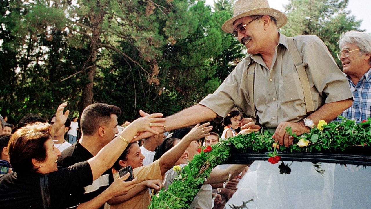 Hakan, 1999 yılında Antalya Altın Portakal Film Festivali kapsamında düzenlenen geleneksel kortejde Cüneyt Arkın`la beraber vatandaşları selamladı. (Arşiv)