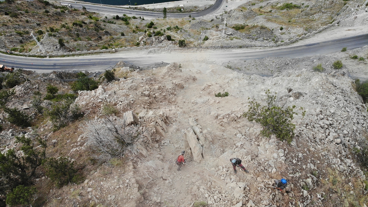 Çalışma sırasında kara yolu trafiğe kapatılırken, dağcıların nefes kesen çalışması vatandaşlar tarafından hayranlıkla izleniyor.