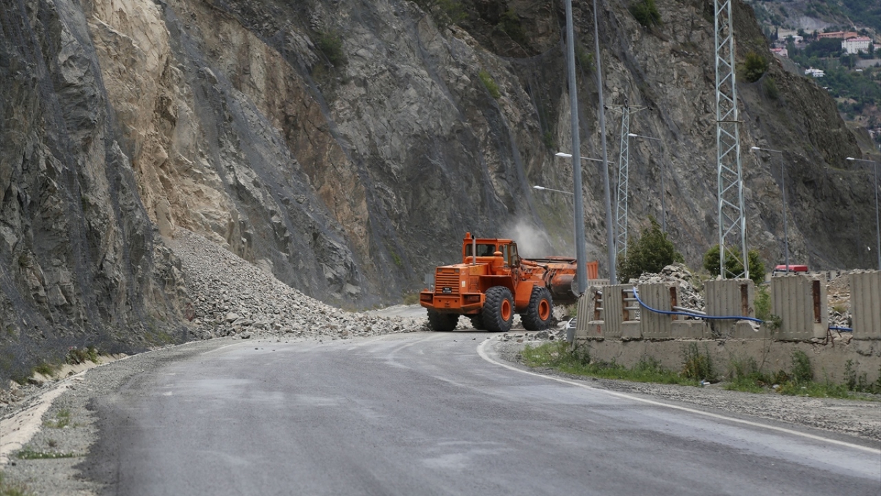 İskender, bu çalışmaları kara yolları ekiplerinin denetimi altında gerçekleştirdiklerini kaydetti.