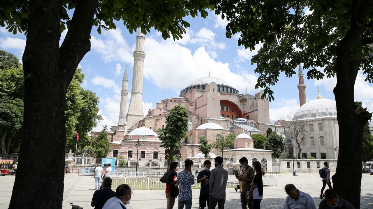 Danıştayın gerekçesinde, Ayasofya`nın Fatih Sultan Mehmet Han Vakfı mülkiyetinde olduğu, cami olarak toplumun hizmetine sunulduğu belirtildi.