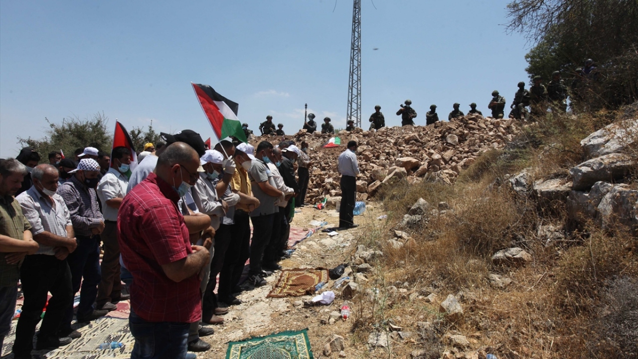 Filistinliler, gösteri alanında cuma namazını kıldı.