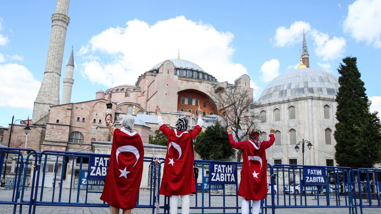 Danıştay 10. Dairesi`nin Ayasofya`nın camiden müzeye dönüştürülmesine dair 24 Kasım 1934 tarihli Bakanlar Kurulu kararını iptal etmesi Ayasofya Meydanı`nda sevinçle karşılandı.