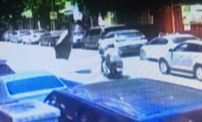 Önüne halı düşen motosiklettekiler yola savruldu