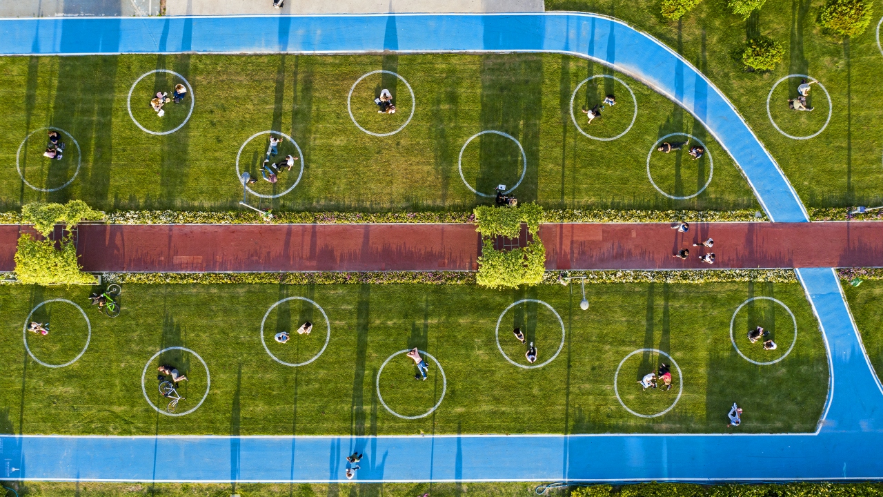 İzmir`de yeşil alanlarda "çemberli sosyal mesafe" 