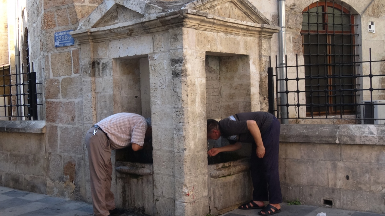 Tarihi çeşmenin yanında bulunan Eski Cami`nin de Mersin kaza olduktan sonra yapılan ilk cami olduğu bilgisini veren Erim, şunları söyledi: