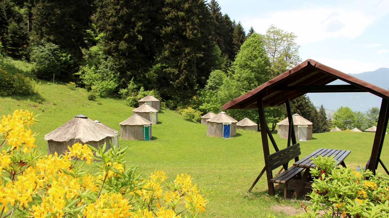 Koronavirüs salgını nedeniyle tatilciler otellere gitmek yerine doğayla iç içe olmak için oba çadırlarına tercih ediyor. 