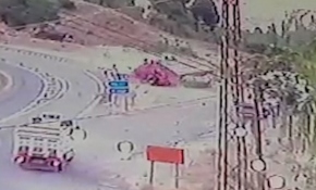 Freni boşalan kamyonun devrilme anı kamerada