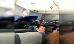 Rusya’da tavandan su akan uçakta şemsiye ile yolculuk