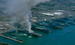 San Diego'da askeri gemide yangın